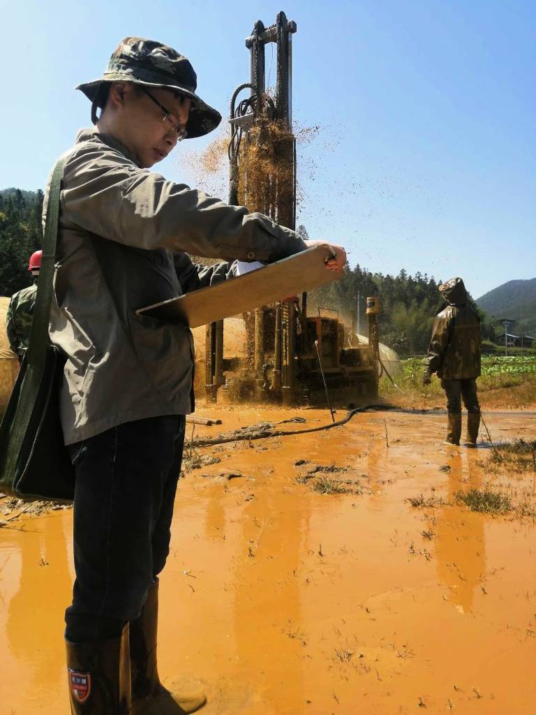 3-闽西队地质技术人员为大田县太华镇缺水村庄施工供水井_768_1024_70.jpg